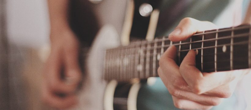 Mit YouTube-Tutorials Gitarre spielen lernen